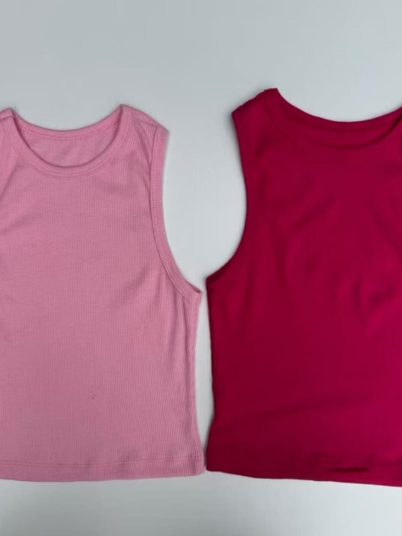 Regata cropped canelada básica feminina para academia, blusa cropped básica e moderna.