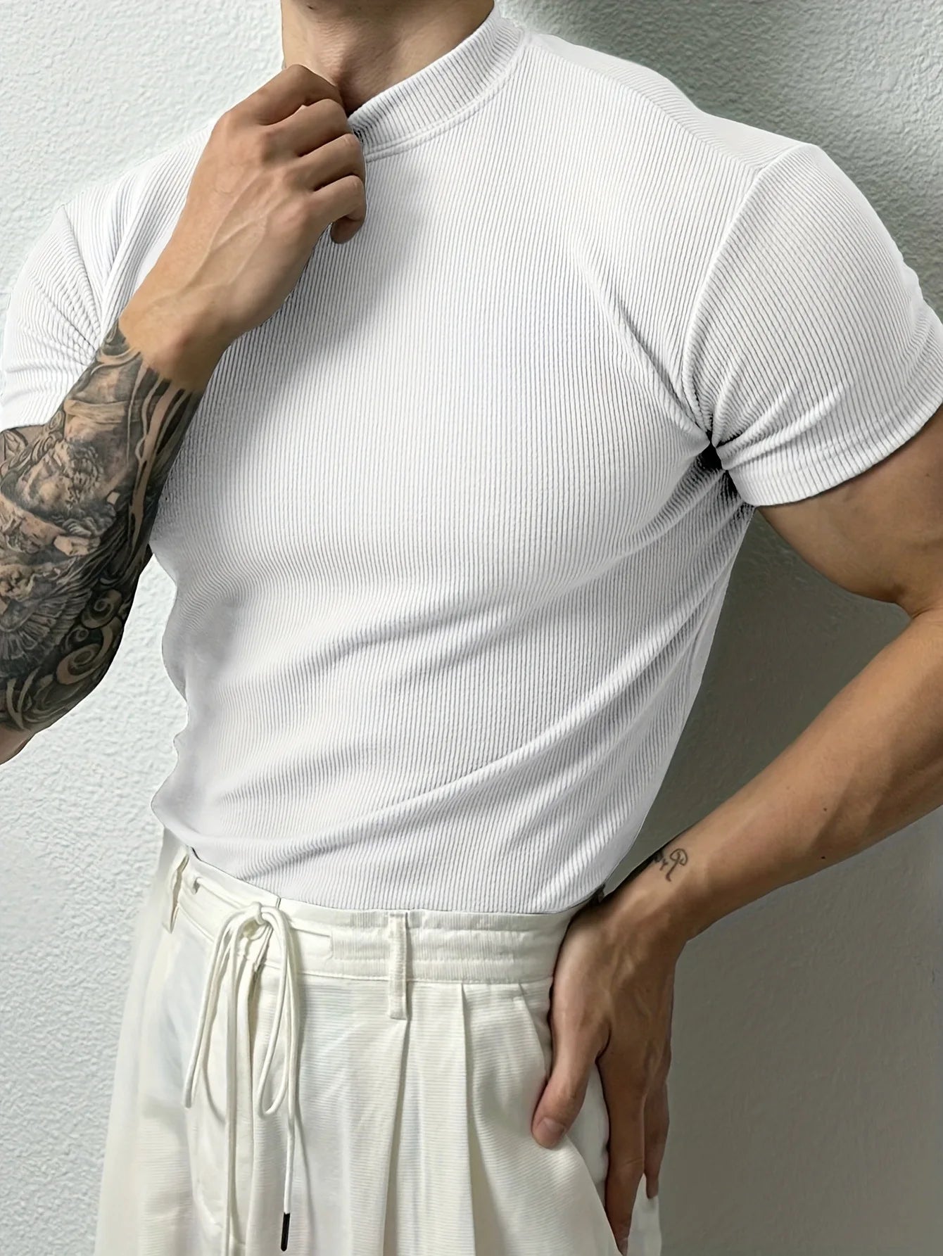 camiseta pequena gola alta